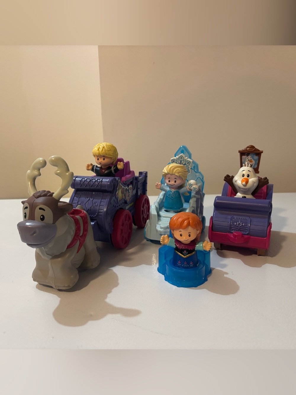 Fisher-Price Frozen Little People Set: Elsa, Anna, Olaf, Kristoff, Sven, Floats
